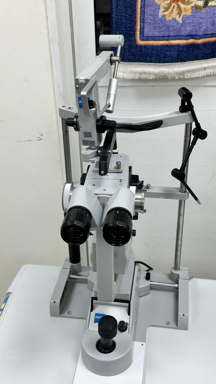 Carl zeiss slit lamp with sliding table