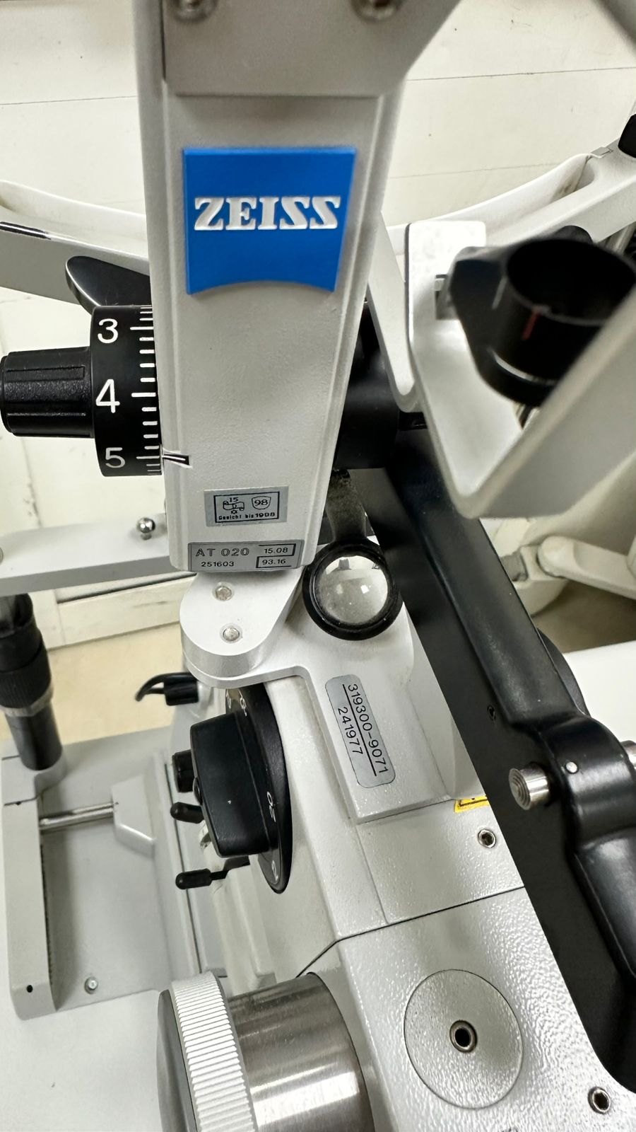 Carl zeiss slit lamp with sliding table