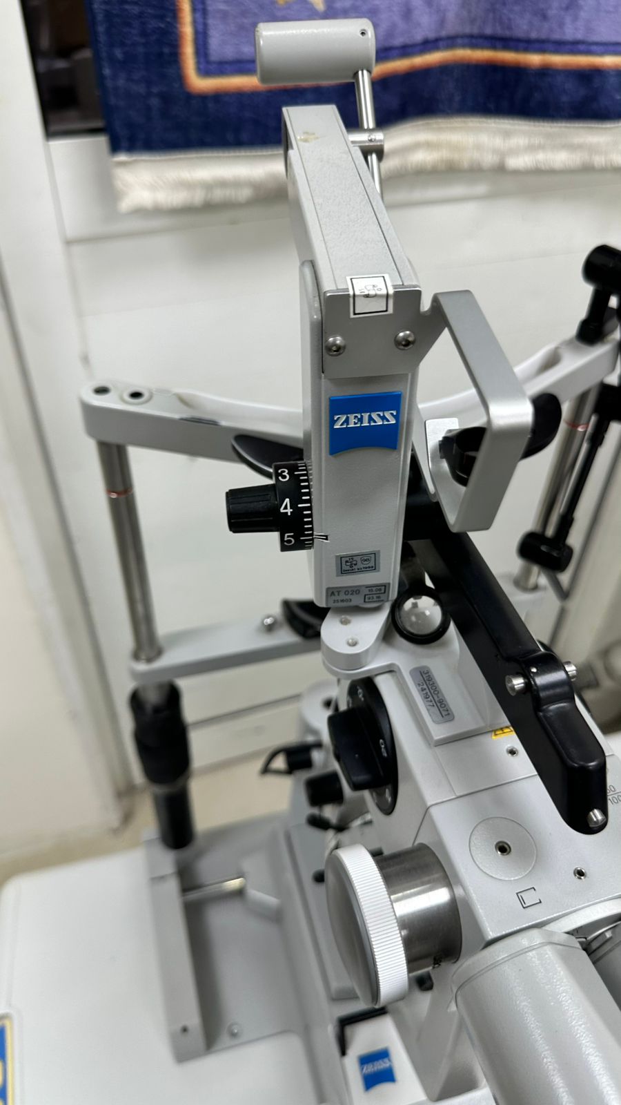 Carl zeiss slit lamp with sliding table
