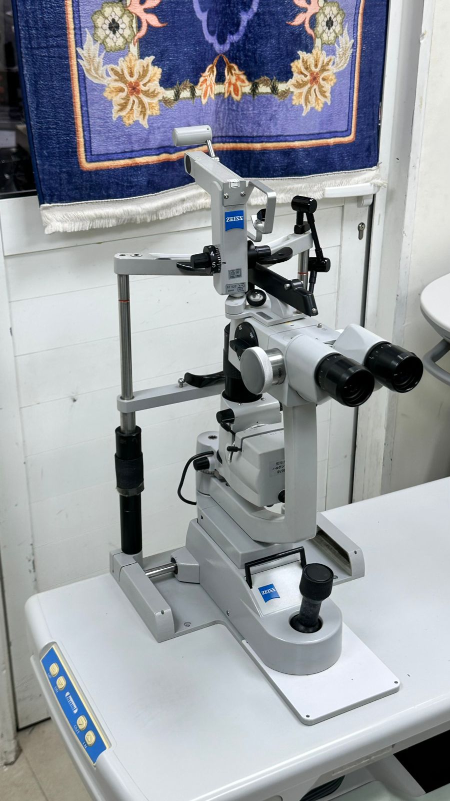 Carl zeiss slit lamp with sliding table