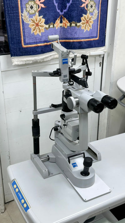 Carl zeiss slit lamp with sliding table